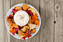 vegetable chips with yogurt dip_583855052