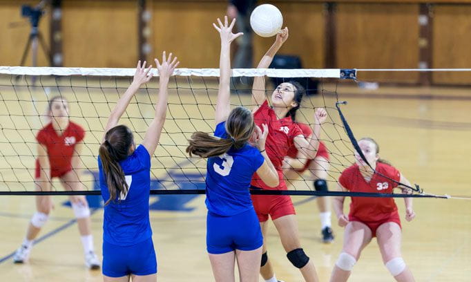 females playing volleyball about acl and knee injuries in females