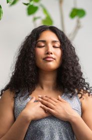woman meditating using recommended apps for relaxation during cancer treatment