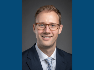 Dr Decker photo blue sides 300 x 225 px